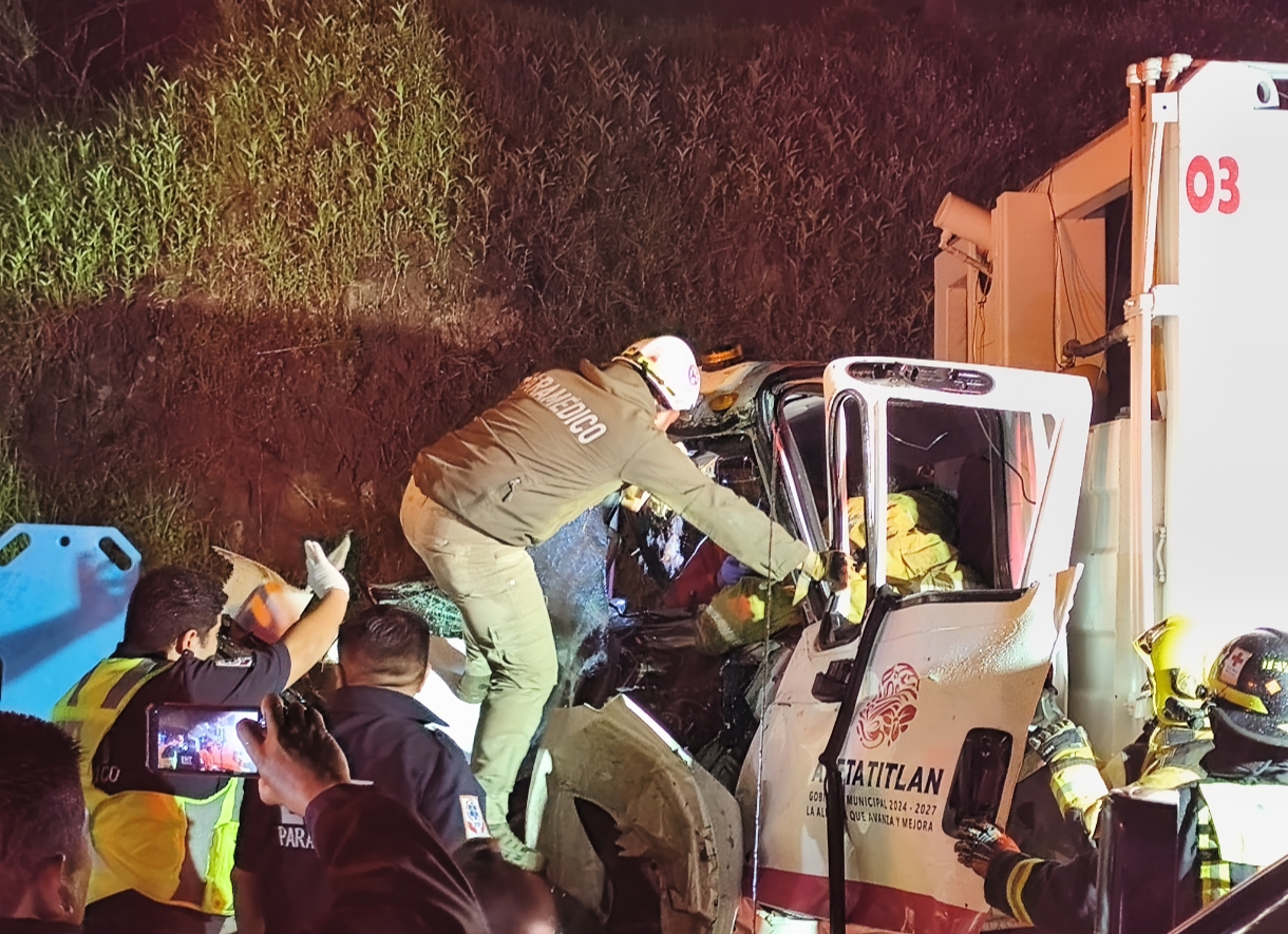 Conductor de camión recolector queda prensado tras choque contra tráiler, en Totolac. 