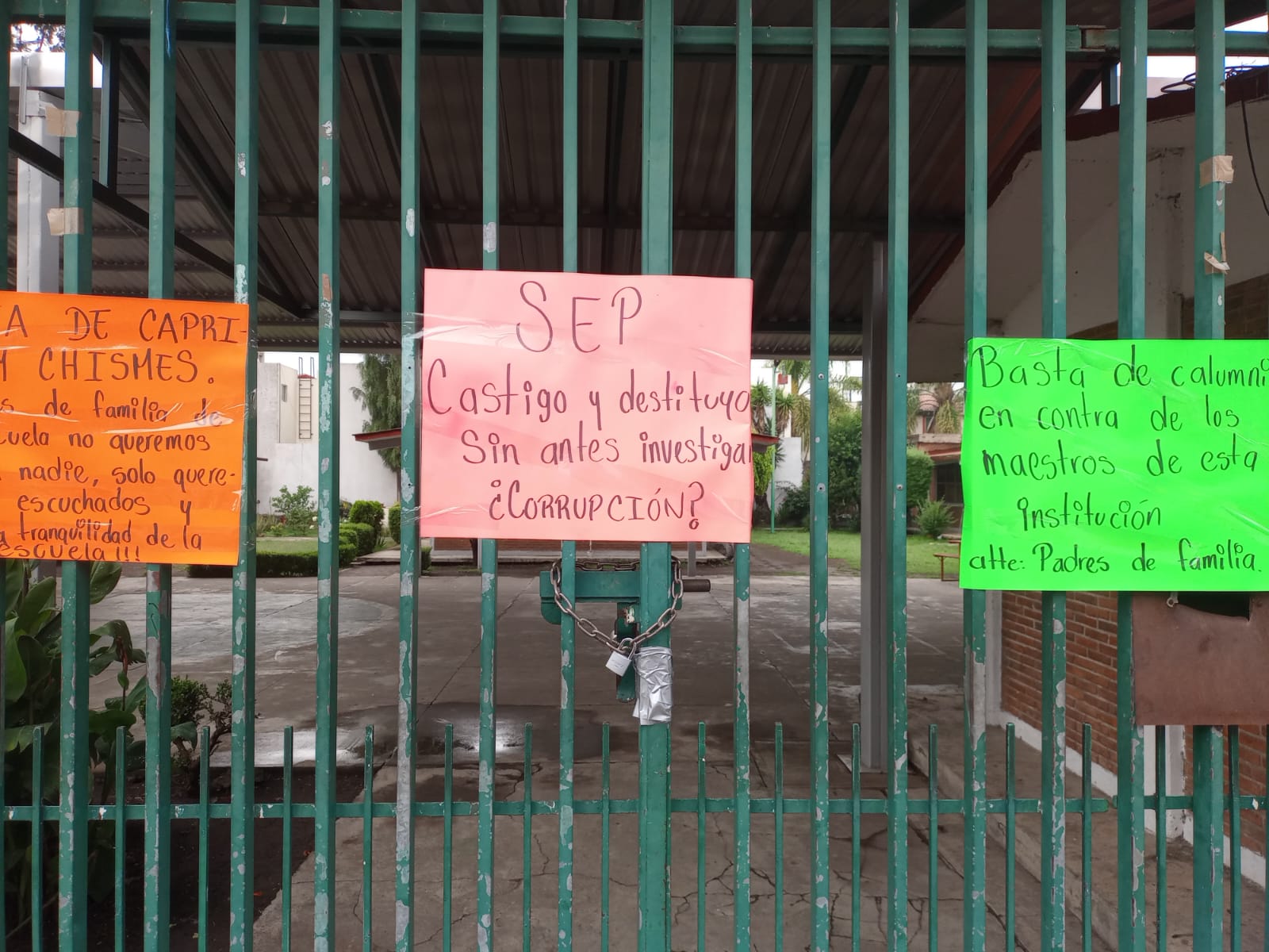 Por: Cortesía Lula Pineda Protestan padres de familia en escuela de San Pedro Cholula por destitución de docente