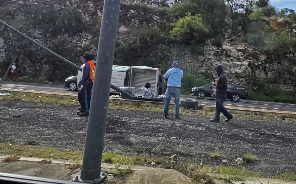 Foto: Cortesía Camioneta vuelca en Periférico Ecológico rumbo a Tehuacán