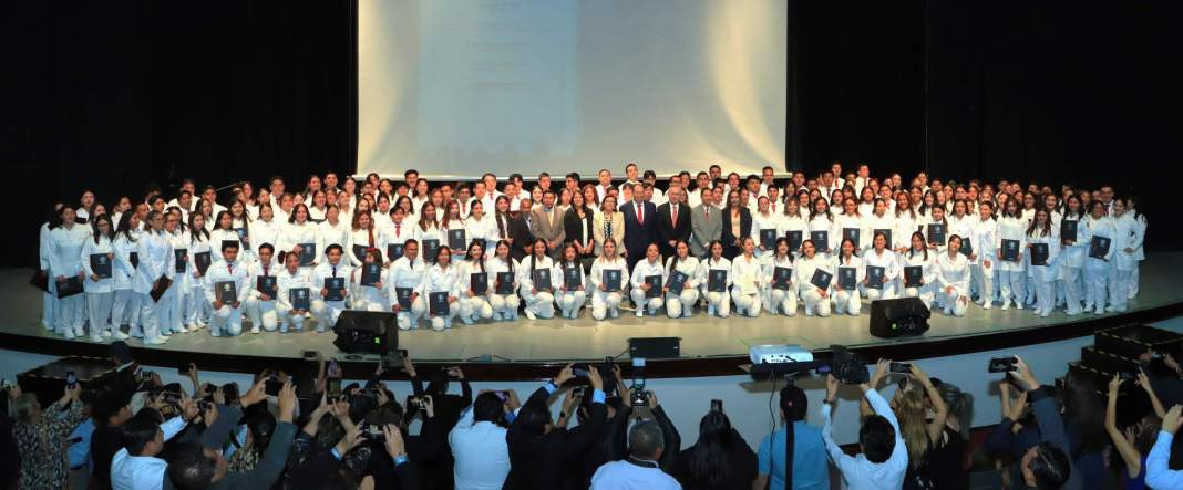 UATx gradúa a 180 médicos con compromiso ético y visión humanista