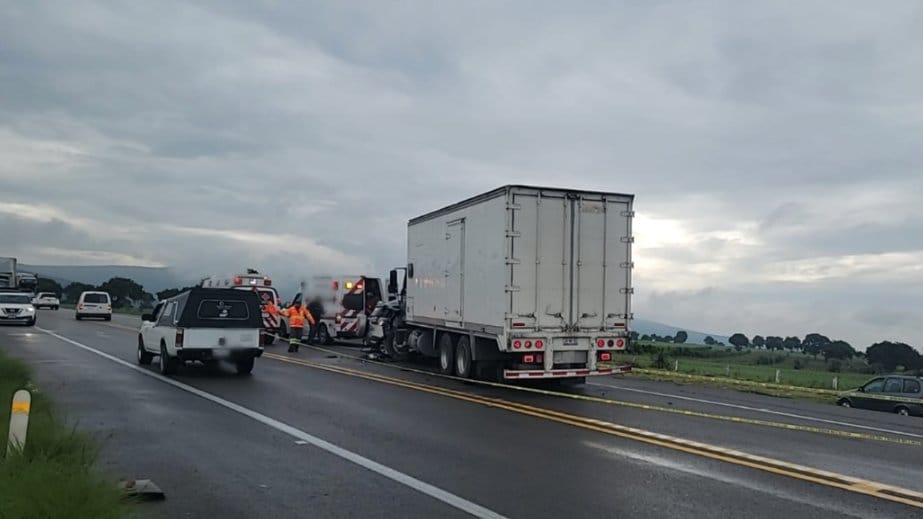 Tres personas mueren tras choque entre auto compacto y camión en la autopista Amozoc–Perote