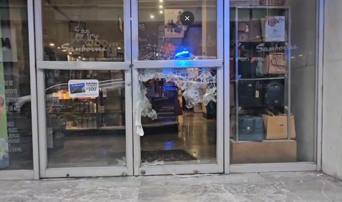 Foto: Cortesía Segundo cristalazo en menos de un mes en Sanborns del Centro Histórico