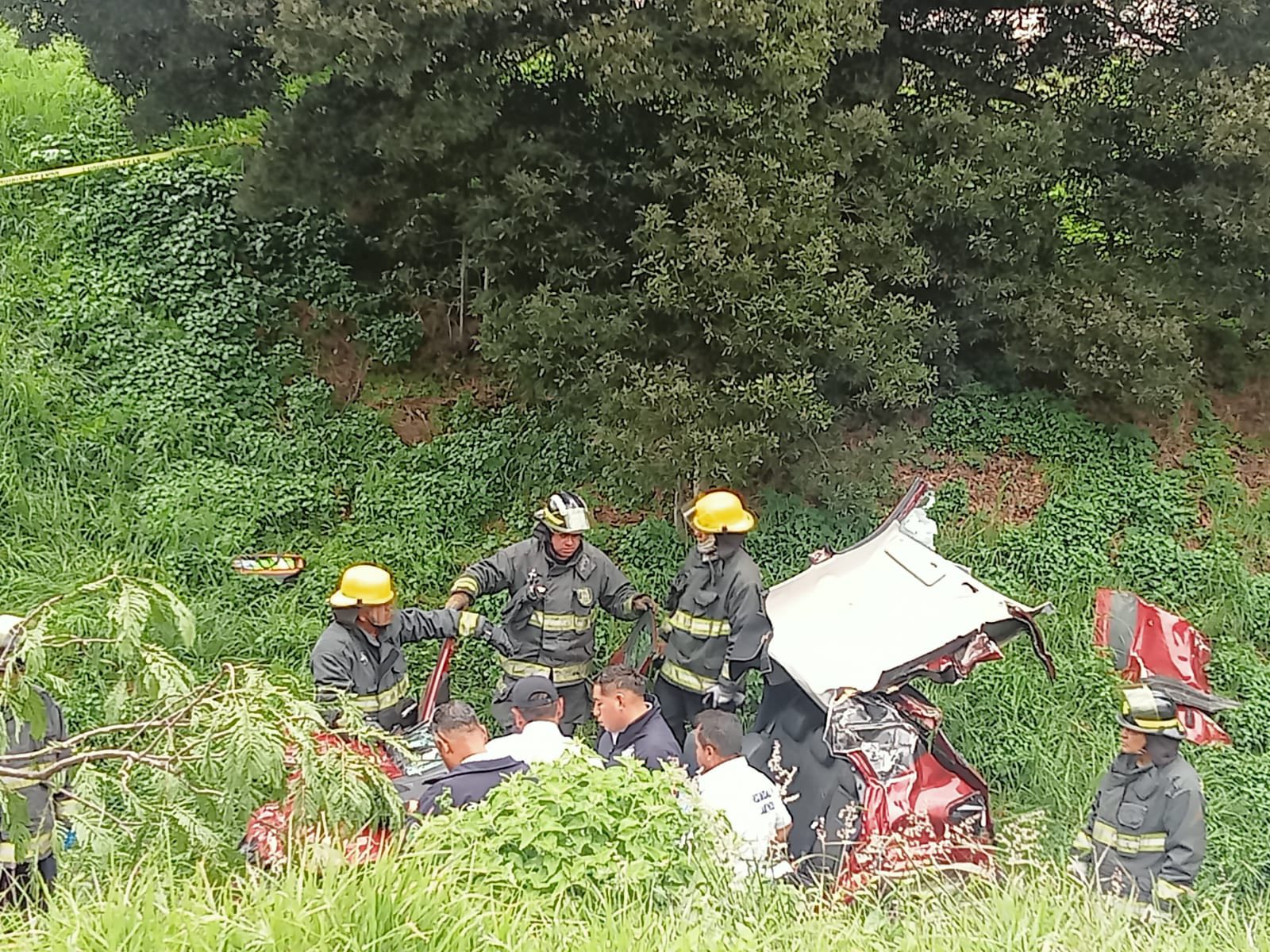 Hombre queda prensado tras volcadura en Periférico Ecológico