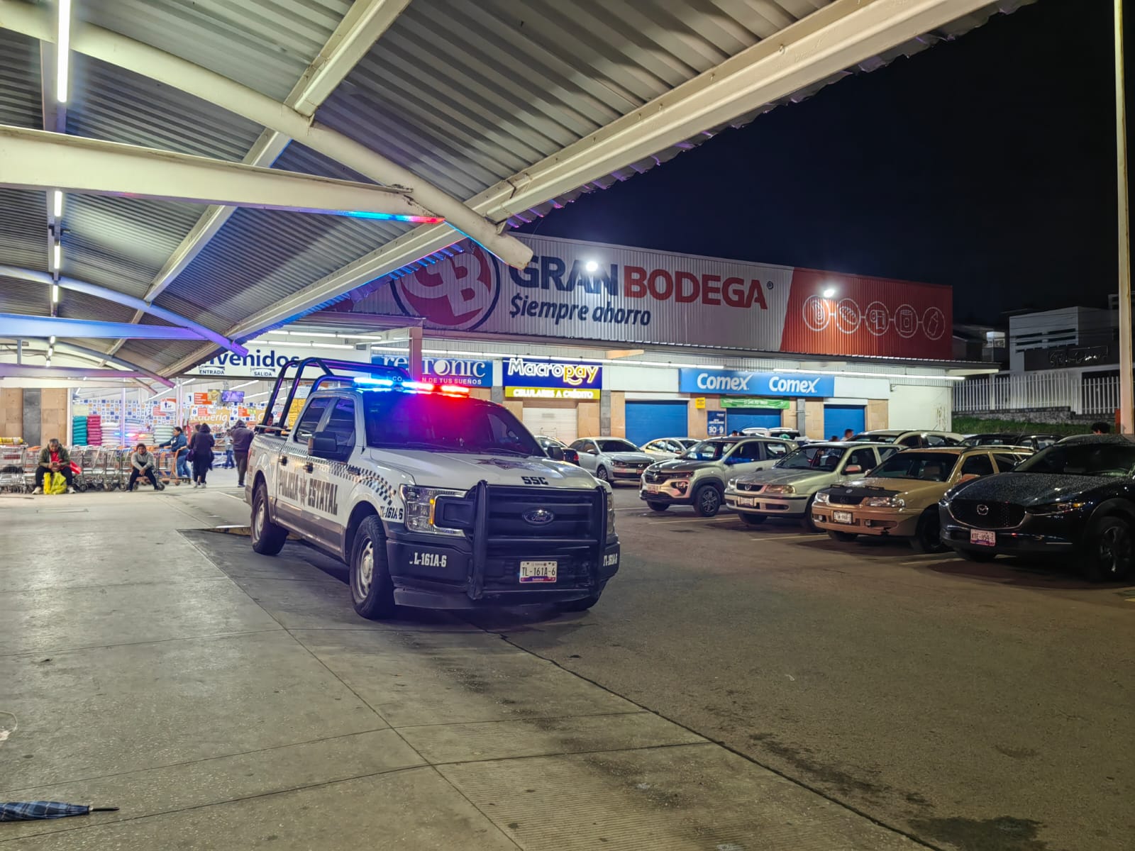 Sujetos desconocidos irrumpen y asaltan tienda de celulares en Tlaxcala; hay dos lesionados