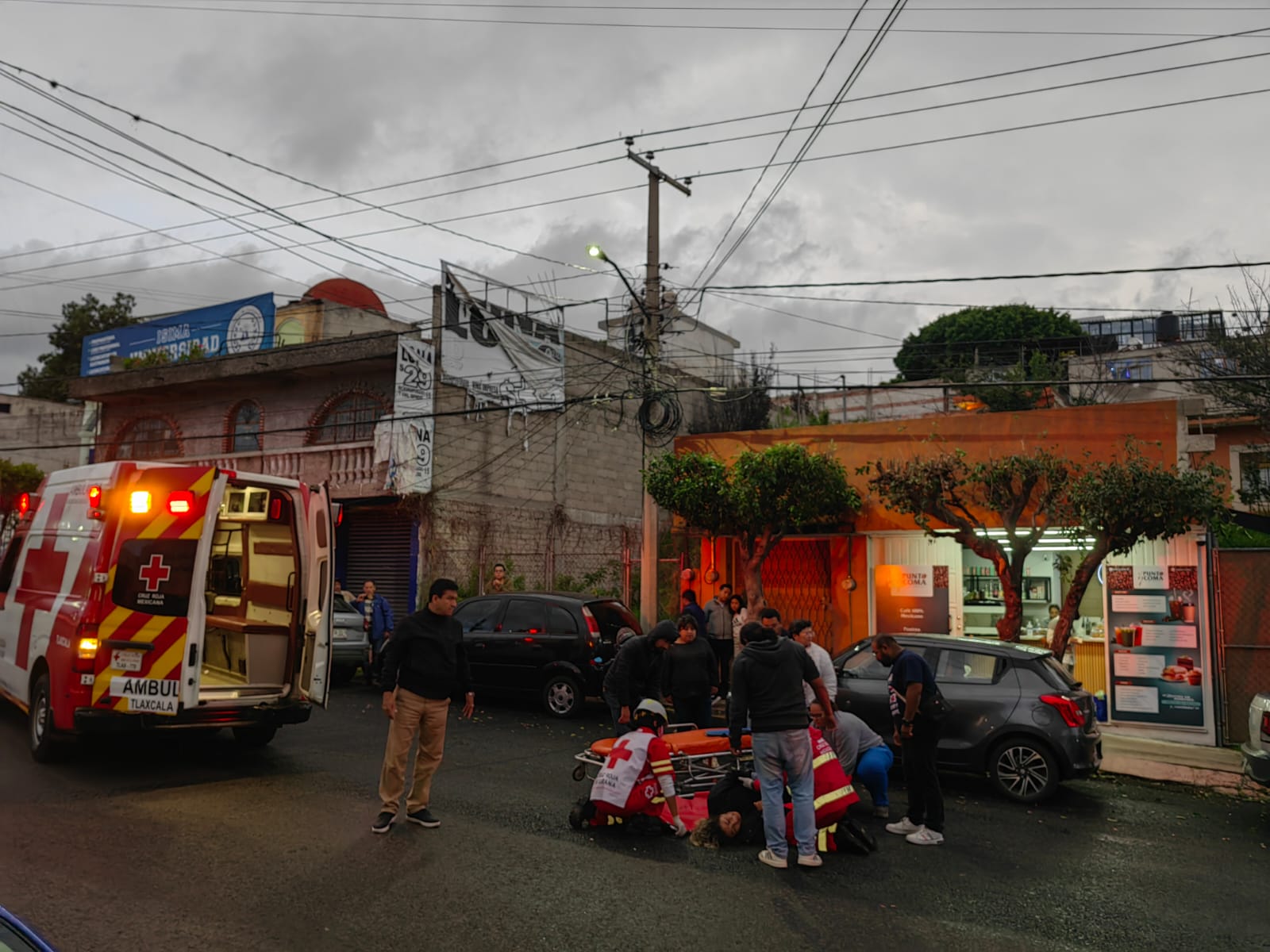Maniobra indebida provoca accidente entre automóvil y motocicleta en avenida Independencia