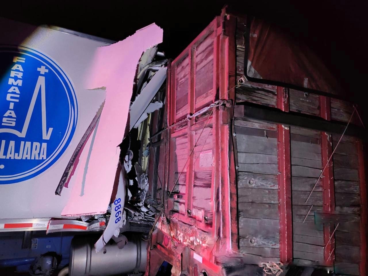 Copiloto muere tras choque entre camión de Farmacias Guadalajara y tráiler en Hueyotlipan