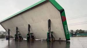 Colapsa techumbre de gasolinera en Tepeyanco; sin personas heridas