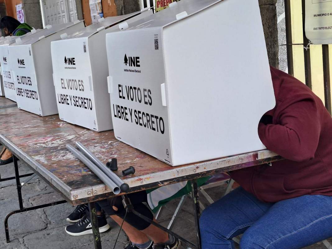 Ciudadanos del oriente de Tlaxcala vencen obstáculos y votan libres