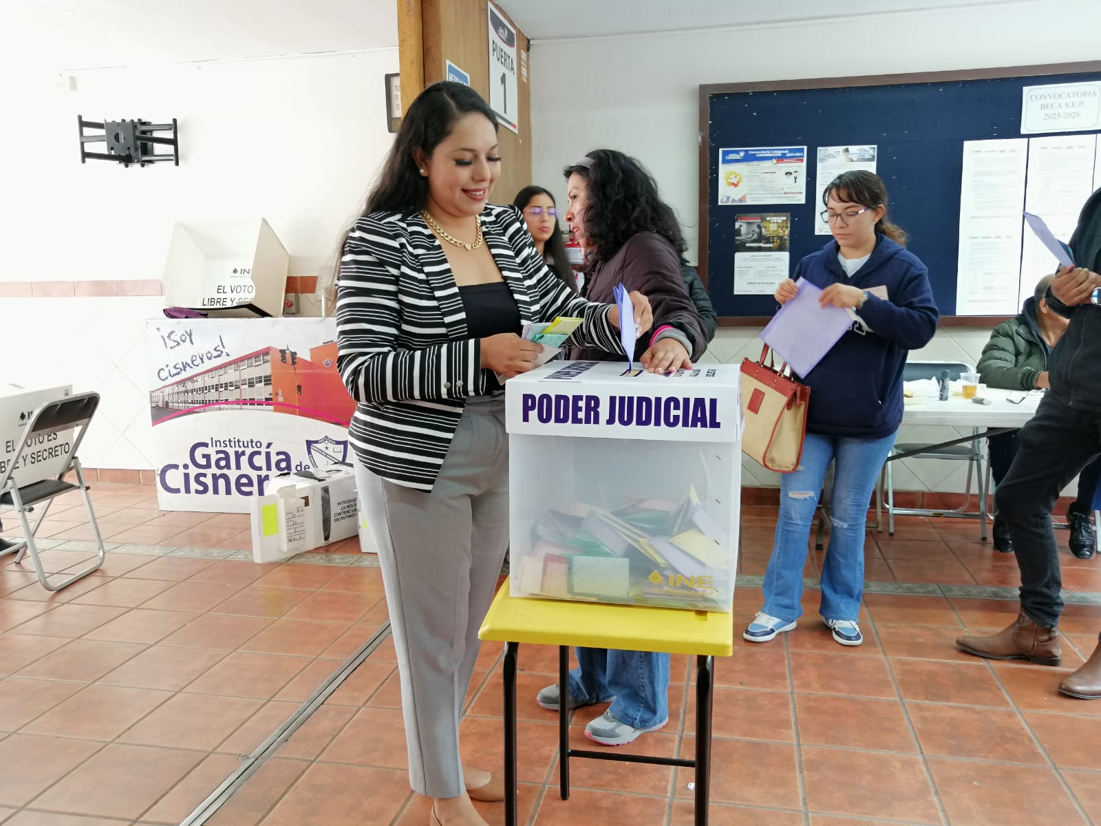 Por: Cortesía Lula Pineda Tonantzin Fernández emite su voto: Jornada electoral en calma en San Pedro Cholula
