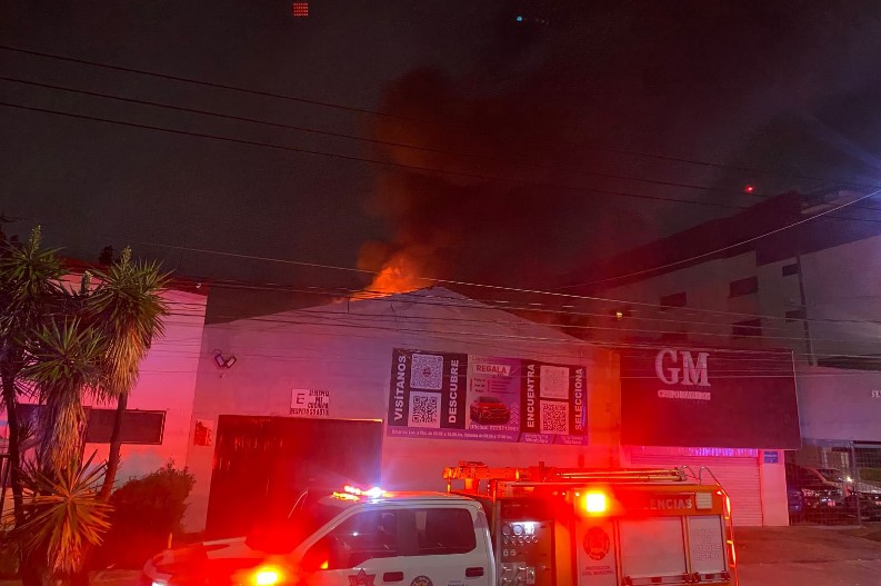 Foto: Cortesía Fuerte incendio en lote de autos del bulevar Hermanos Serdán