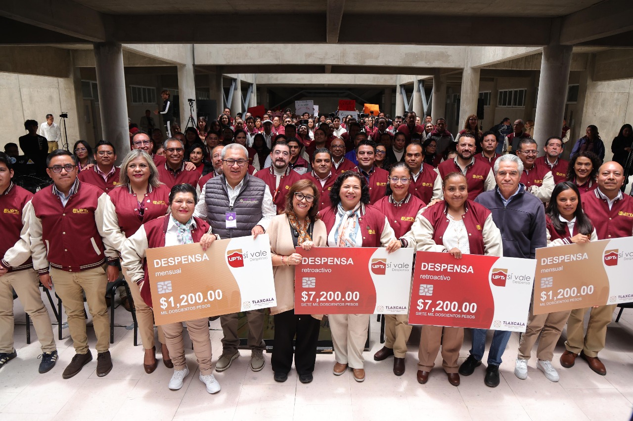 Foto: Cortesía Supervisan obra educativa en UPTx y entregan vales a su personal
