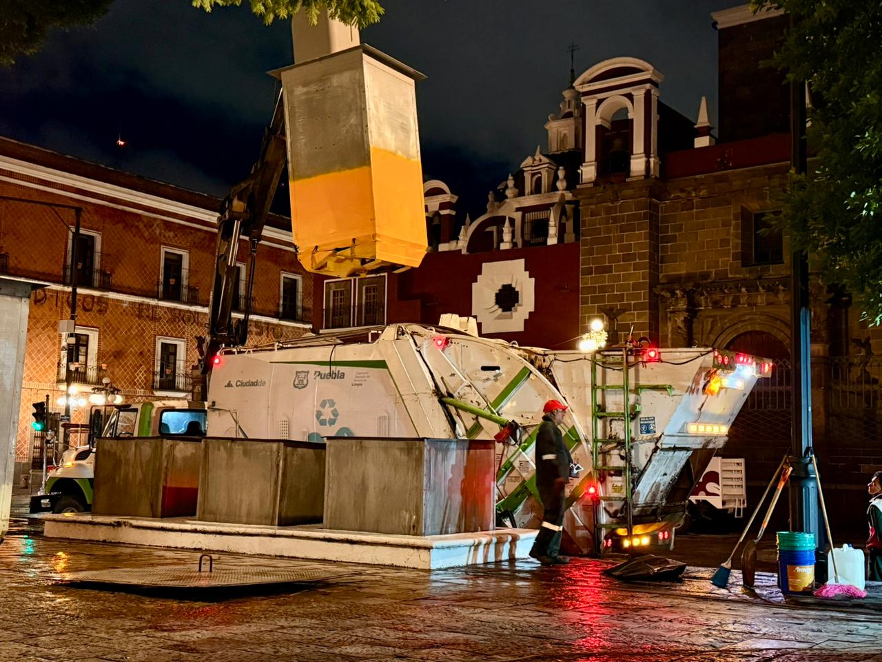 Foto: Cortesía Realizan limpieza integral de contenedores soterrados en el Zócalo de Puebla