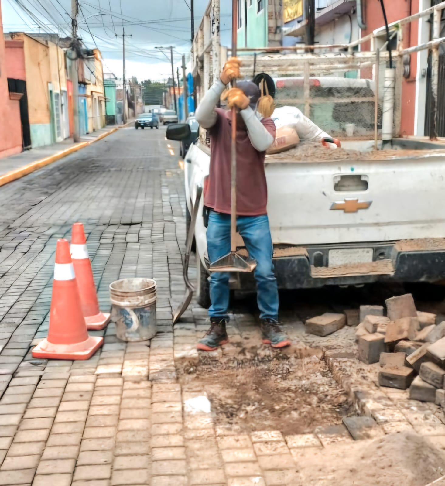 Atienden hundimiento en la calle 10 Oriente para garantizar la seguridad vial