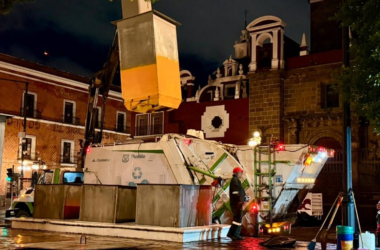 Foto: Cortesía Limpieza integral en contenedores soterrados del Zócalo de Puebla