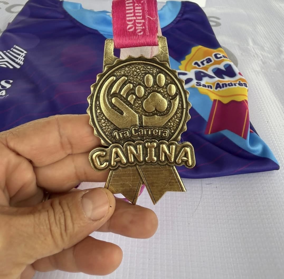 Por: Cortesía Lula Pineda Presentan medalla y playera oficial para la Primera Carrera Canina San Andrés Cholula 2025