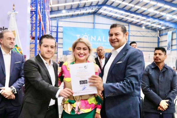 Foto: Cortesía Inaugura Alejandro Armenta primera fábrica de paneles solares en Puebla