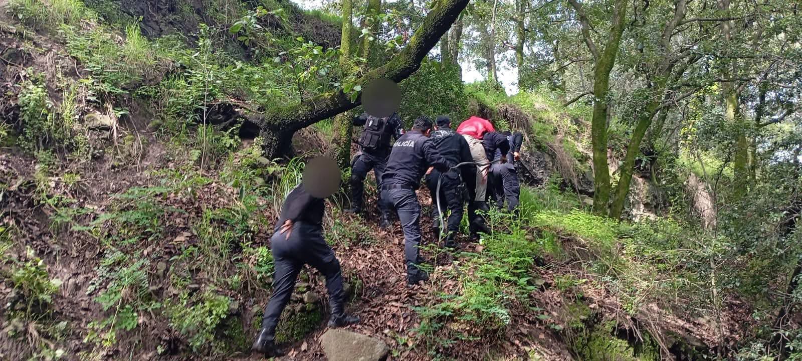 Joven poblano cae a barranca en Papalotla y es rescatado con lesiones graves