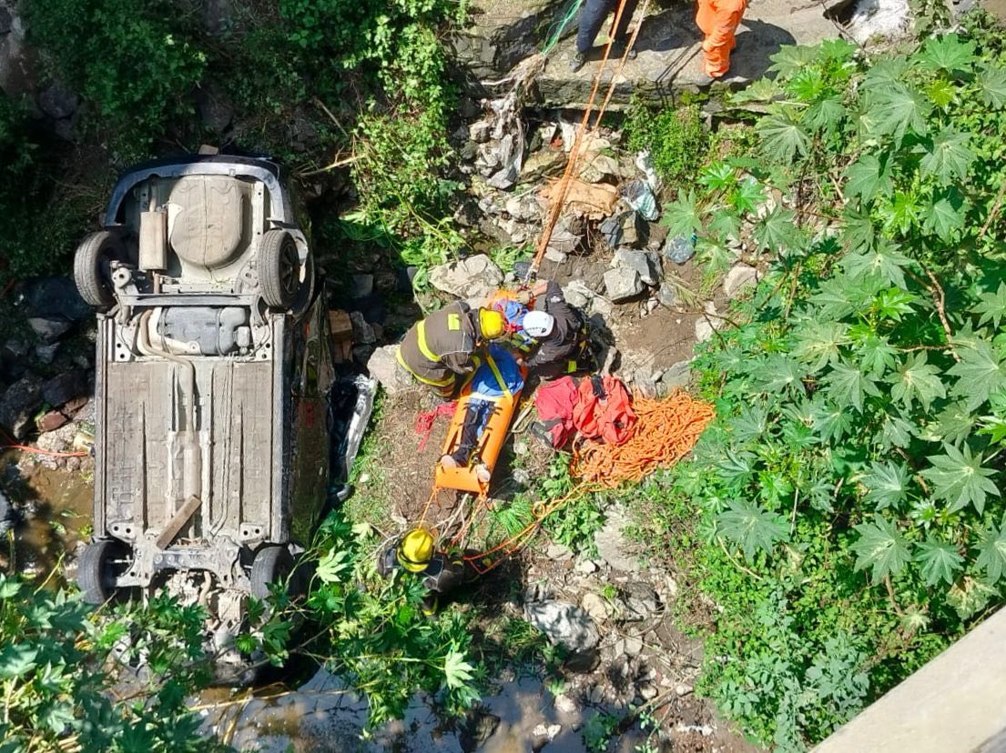 Por: Cortesía Lula Pineda Atiende Protección Civil de San Andrés Cholula dos emergencias viales; una persona fallece en volcadura