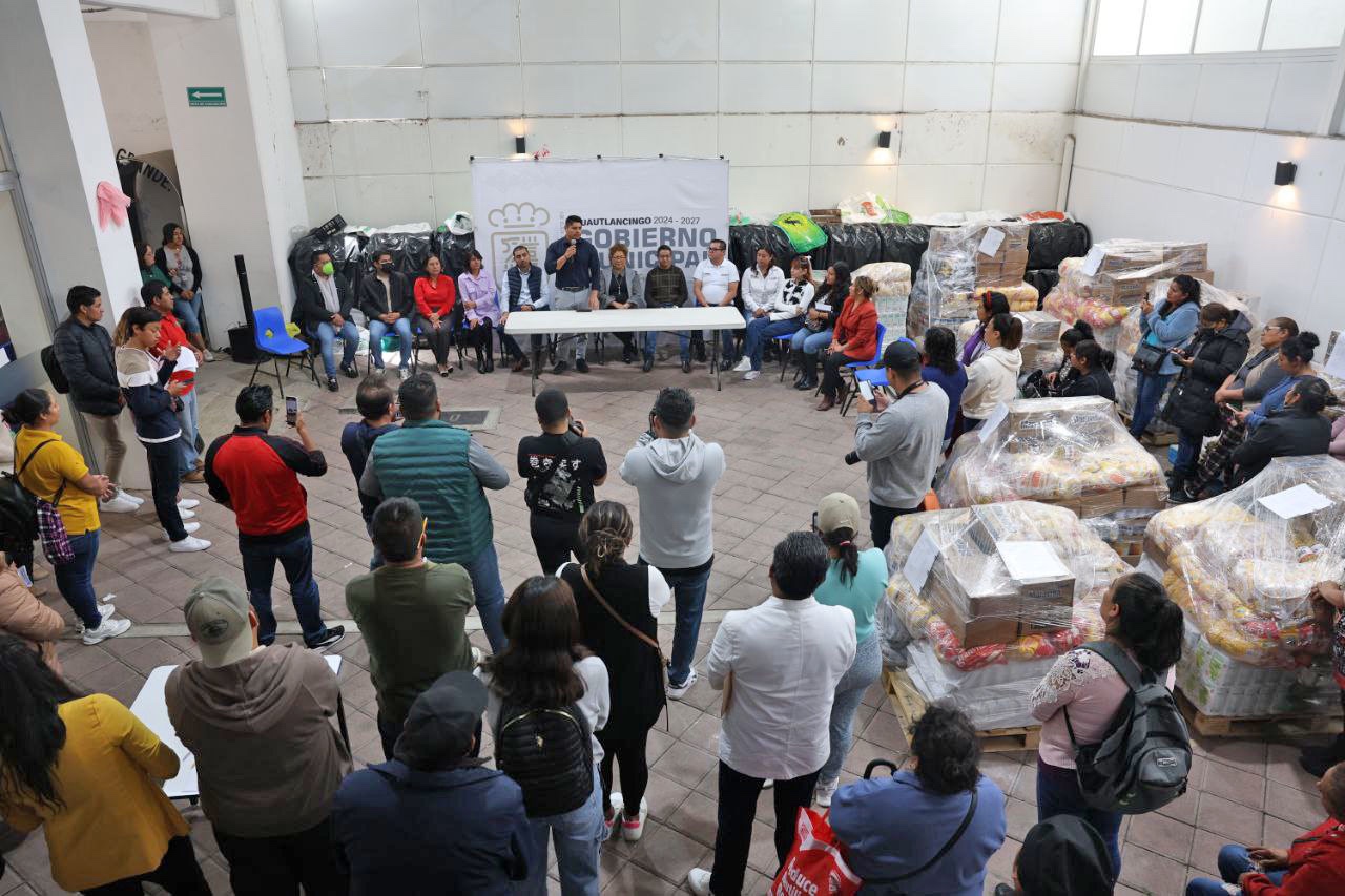 Omar Muñoz y Tere Alfaro entregan insumos alimentarios a escuelas  