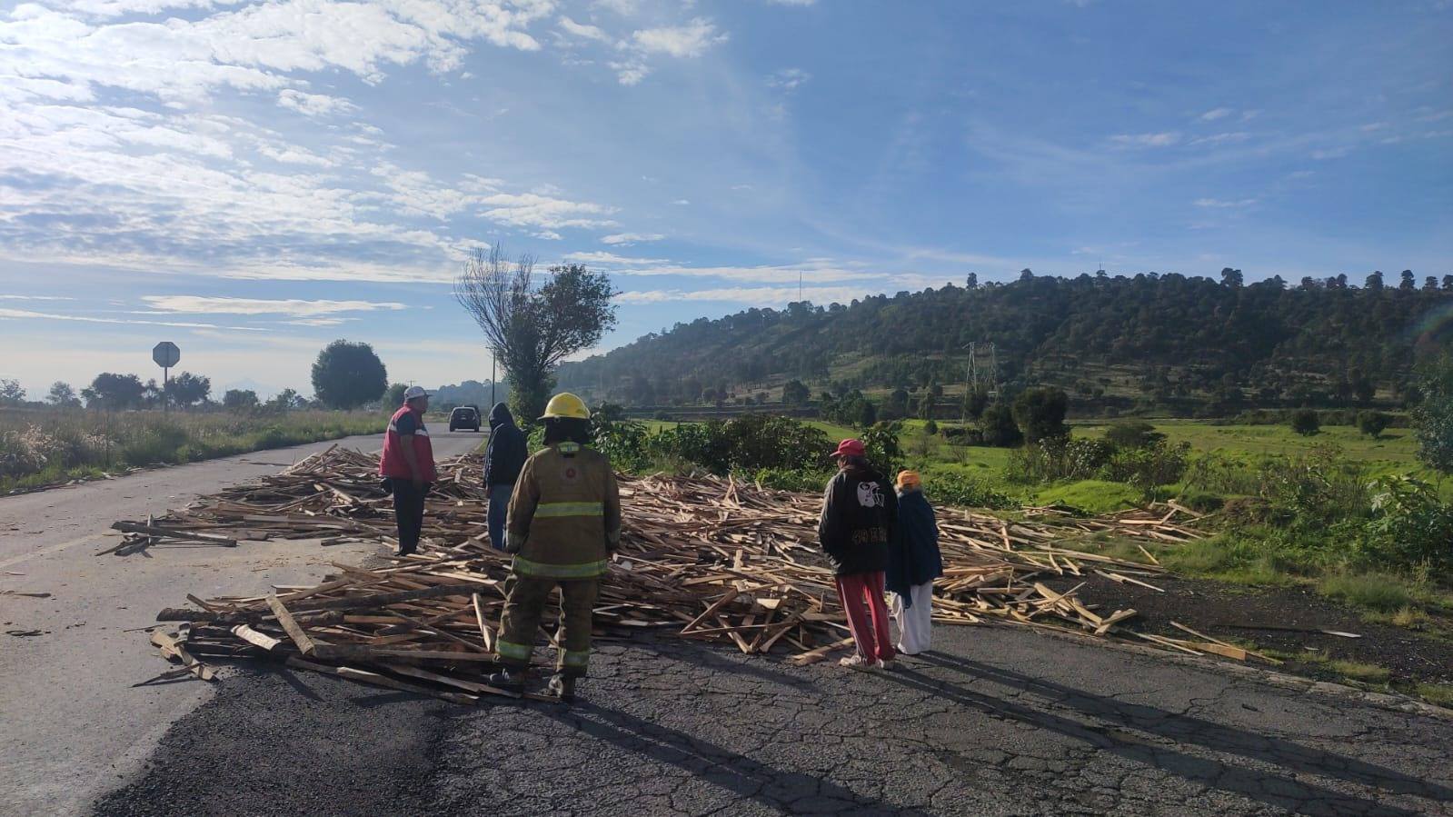 Por: Cortesía Lula Pineda Protección Civil de San Pedro Cholula auxilia a hombre en accidente vehicular en San Francisco Coapan