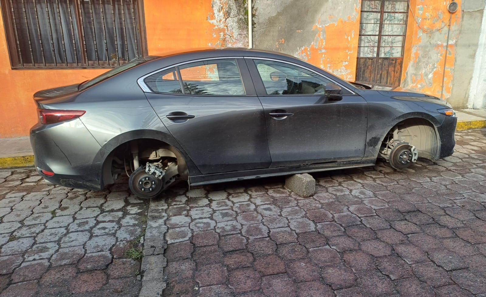 Totolac amanece con otro golpe del hampa: roban a vehículo cerca del mercado capitalino