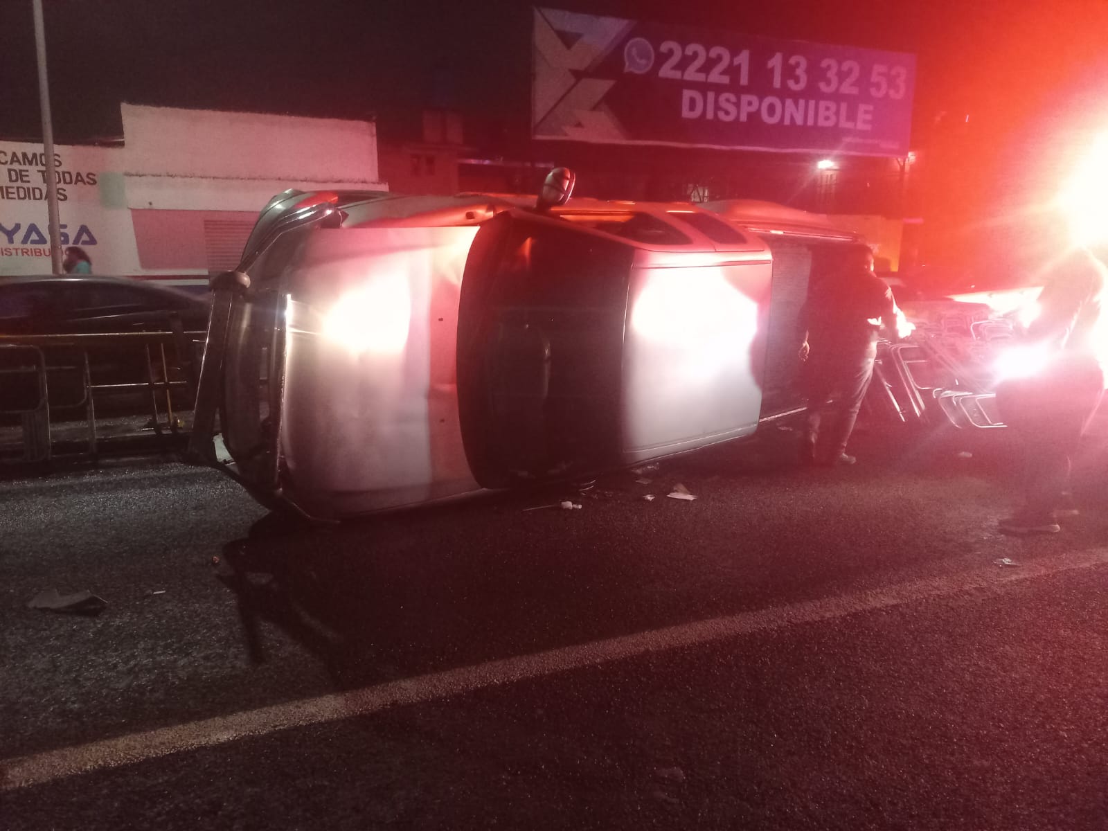 Tres lesionados tras volcadura en carretera El Molinito–Chiautempan; se dirigían a Tetela de Ocampo