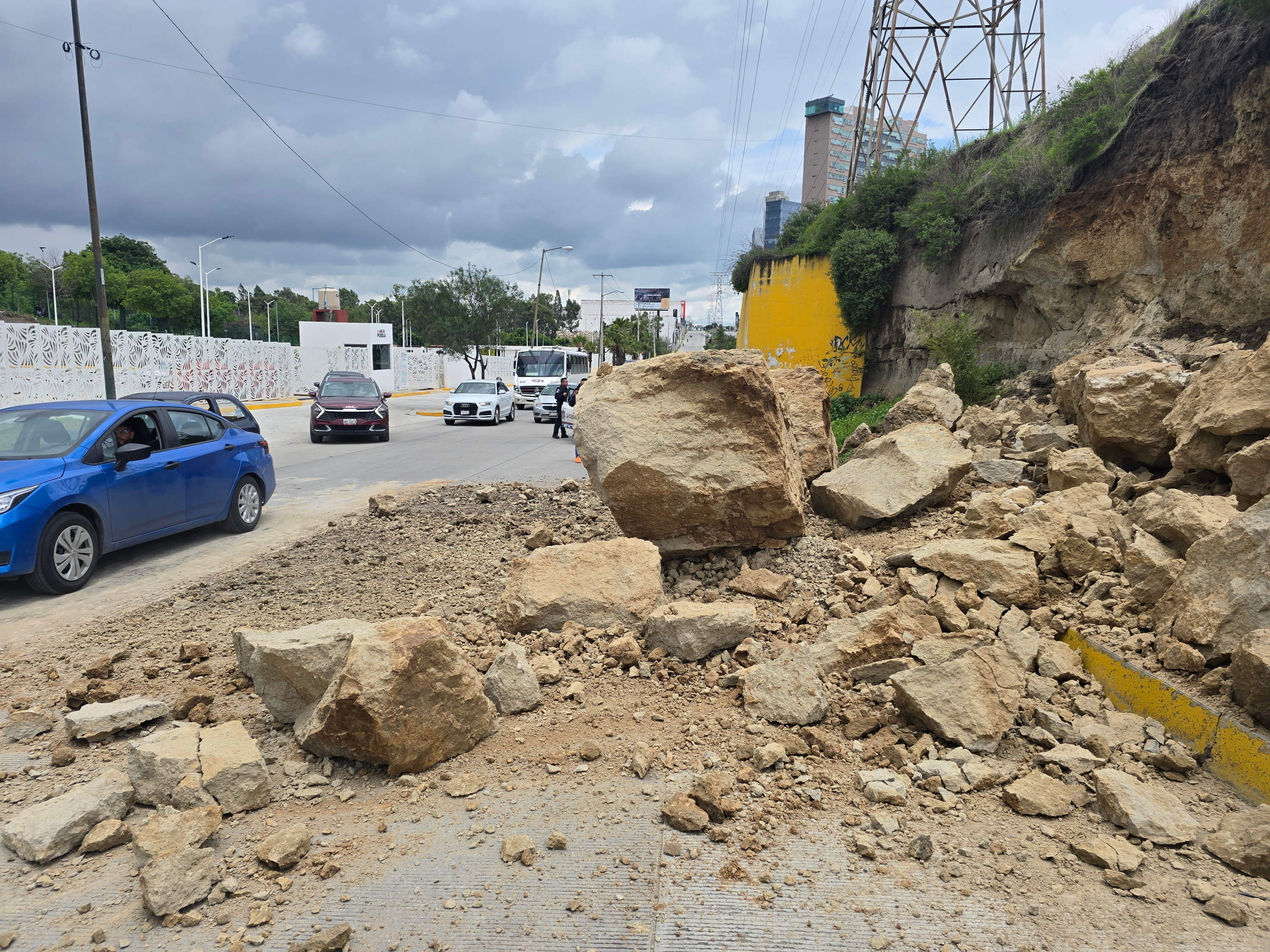 Foto: Cortesía Lluvias torrenciales provocan deslave, autos varados y daños materiales en Puebla capital