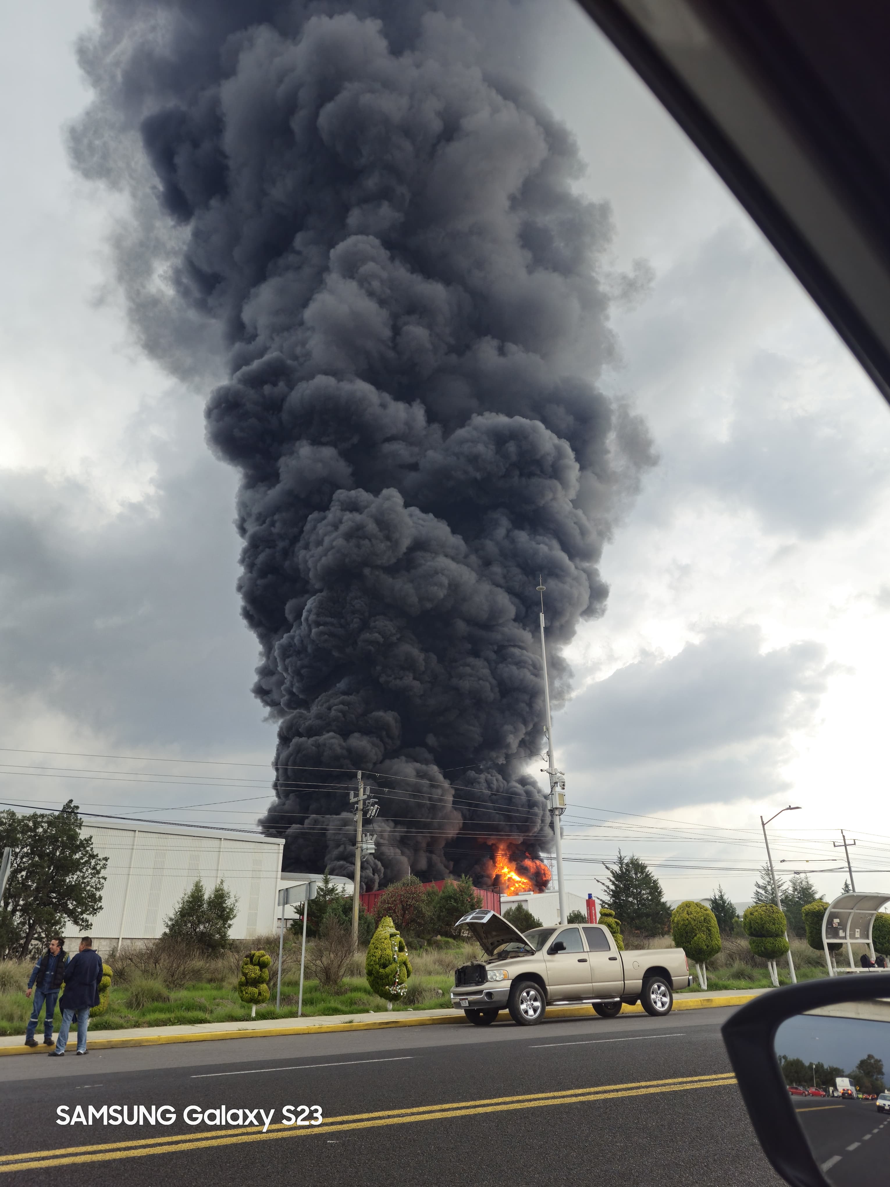 Voraz incendio provoca evacuación masiva en Ciudad Industrial Xicohténcatl III