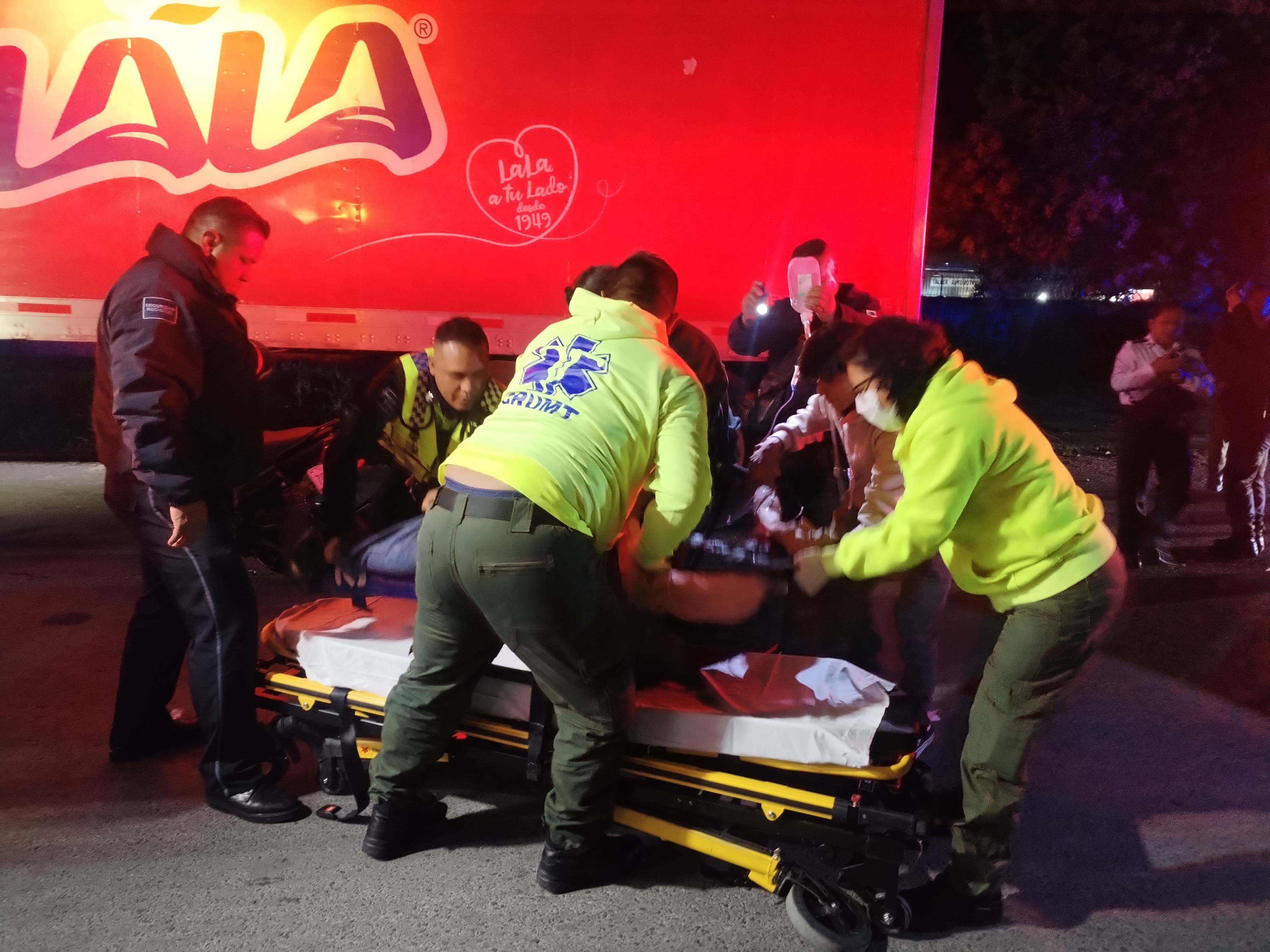 Motociclista choca contra tráiler estacionado en Chiautempan; se presume que conducía en estado etílico