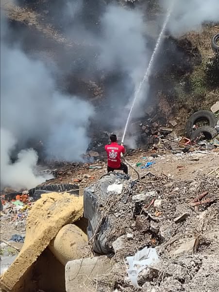 Sofocan incendio en tiradero de llantas en San Francisco Ocotlán