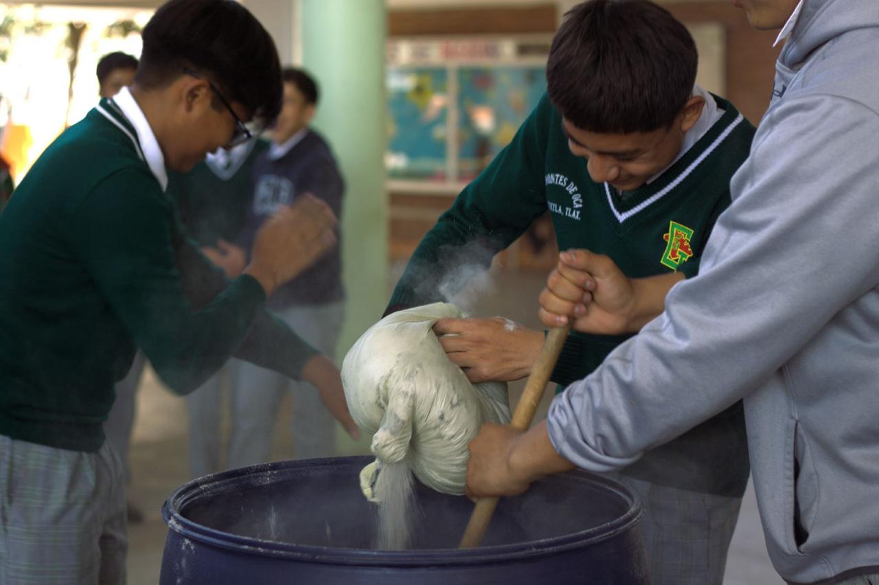 Tlaxcala forma a jóvenes en uso de biodigestores y producción de biol