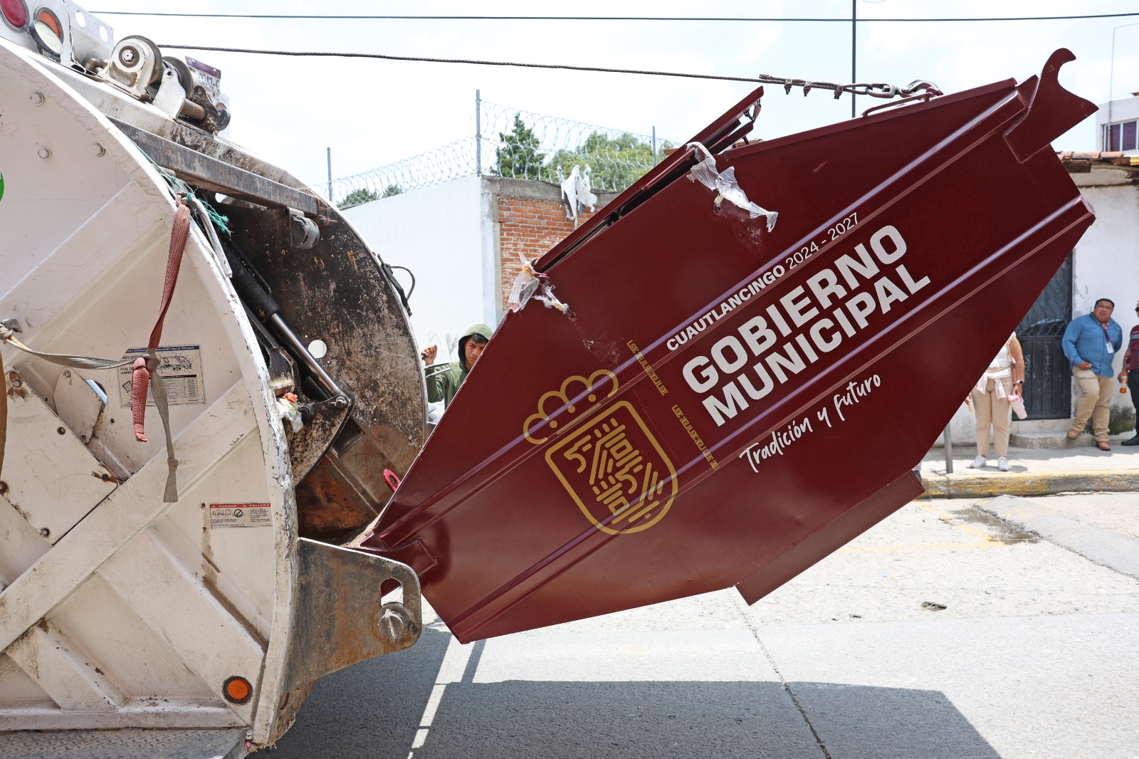 Arranca Omar Muñoz programa piloto de instalación de contenedores de basura en Cuautlancingo 