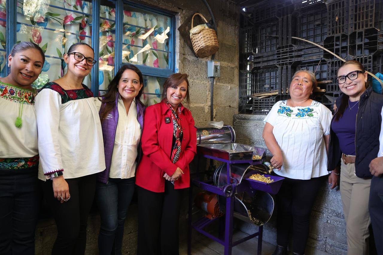 Tlaxcala entrega molinos a mujeres indígenas para impulsar su bienestar