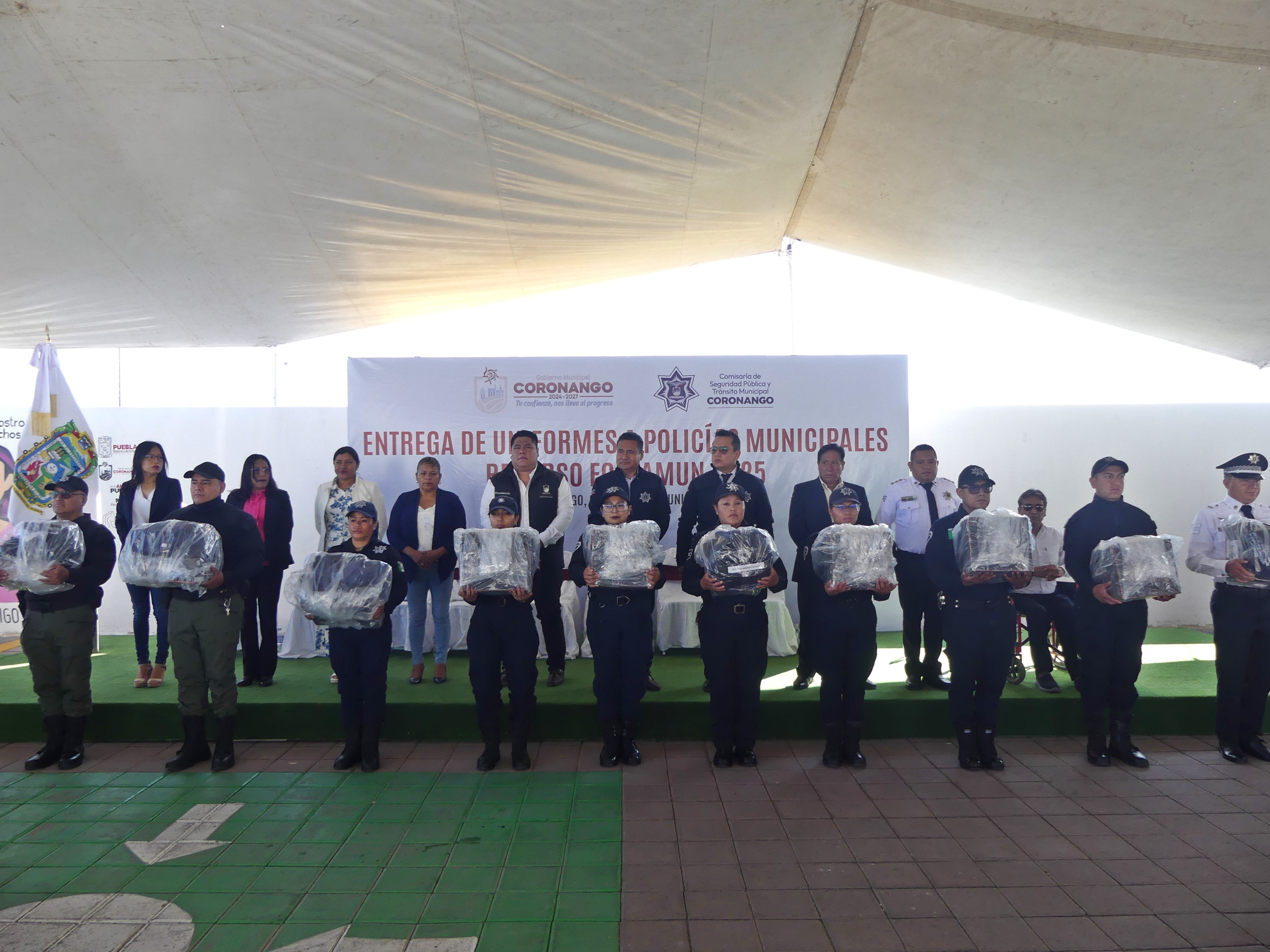Comunicado oficial Con inversión de 2 mdp, entrega Armando Aguirre uniformes a policías de Coronango