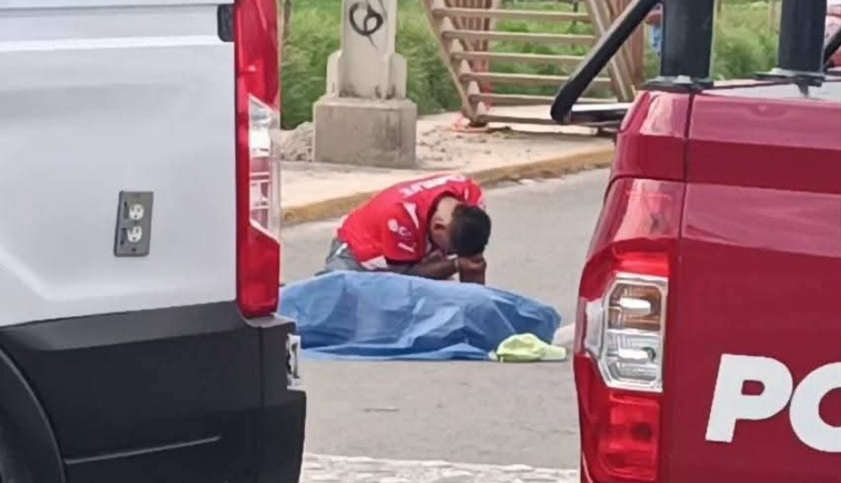 Foto: Cortesía Fatal caída durante retiro de lona en puente peatonal de Tehuacán