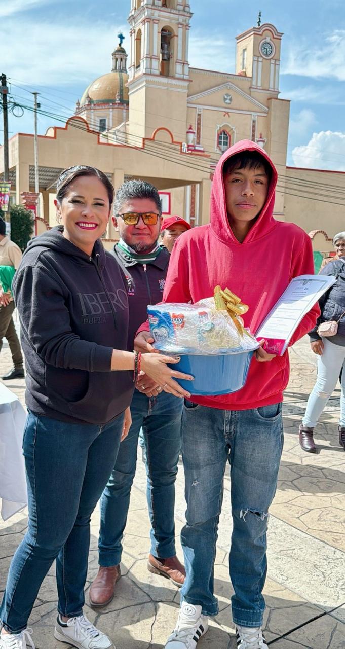 46 Adultos en Xaloztoc concluyen primaria y secundaria, ¡superan sus metas!