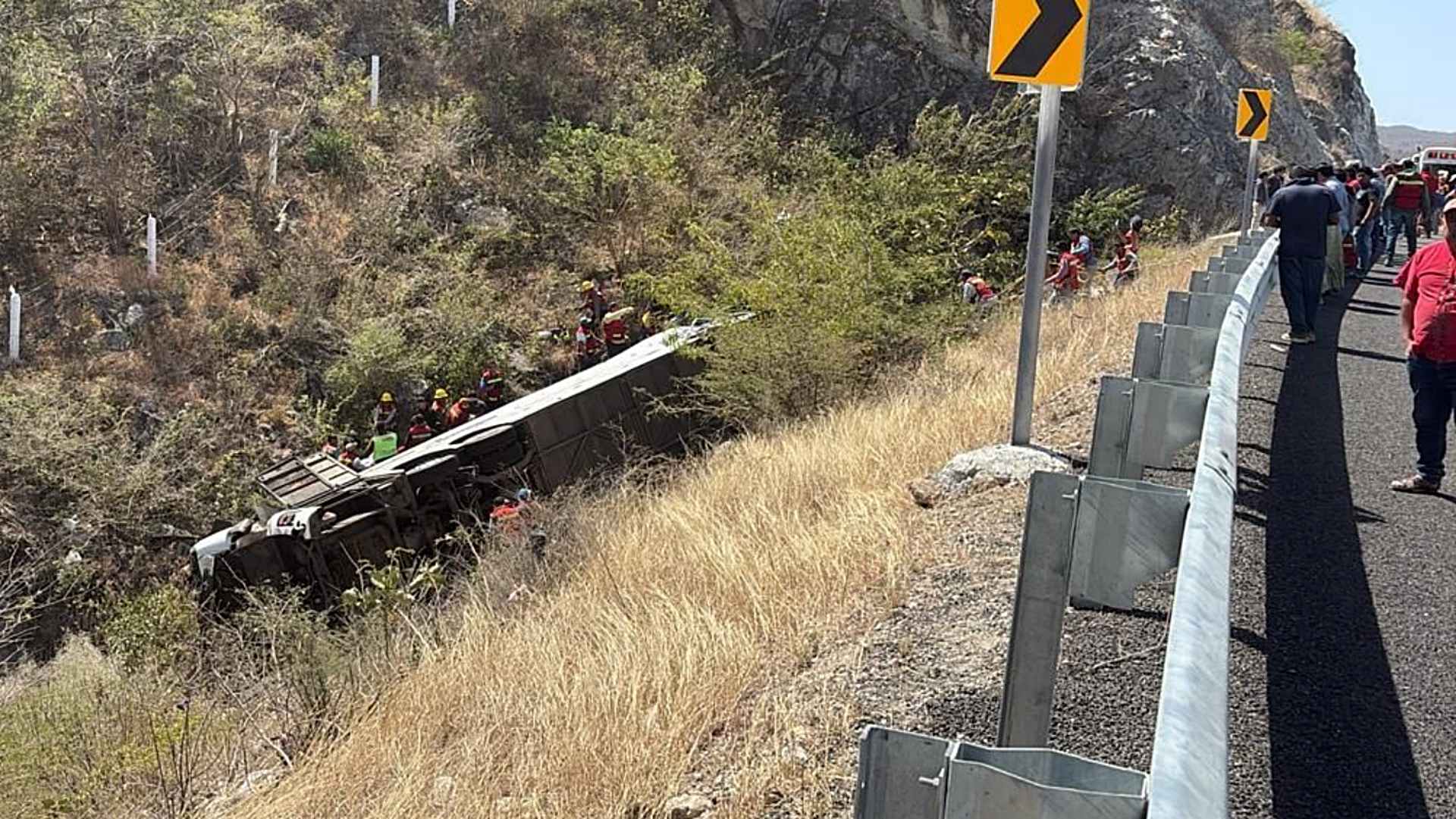 Foto: Cortesía Accidente en Oaxaca: 11 fallecidos  y 12 heridos tras volcadura de autobús