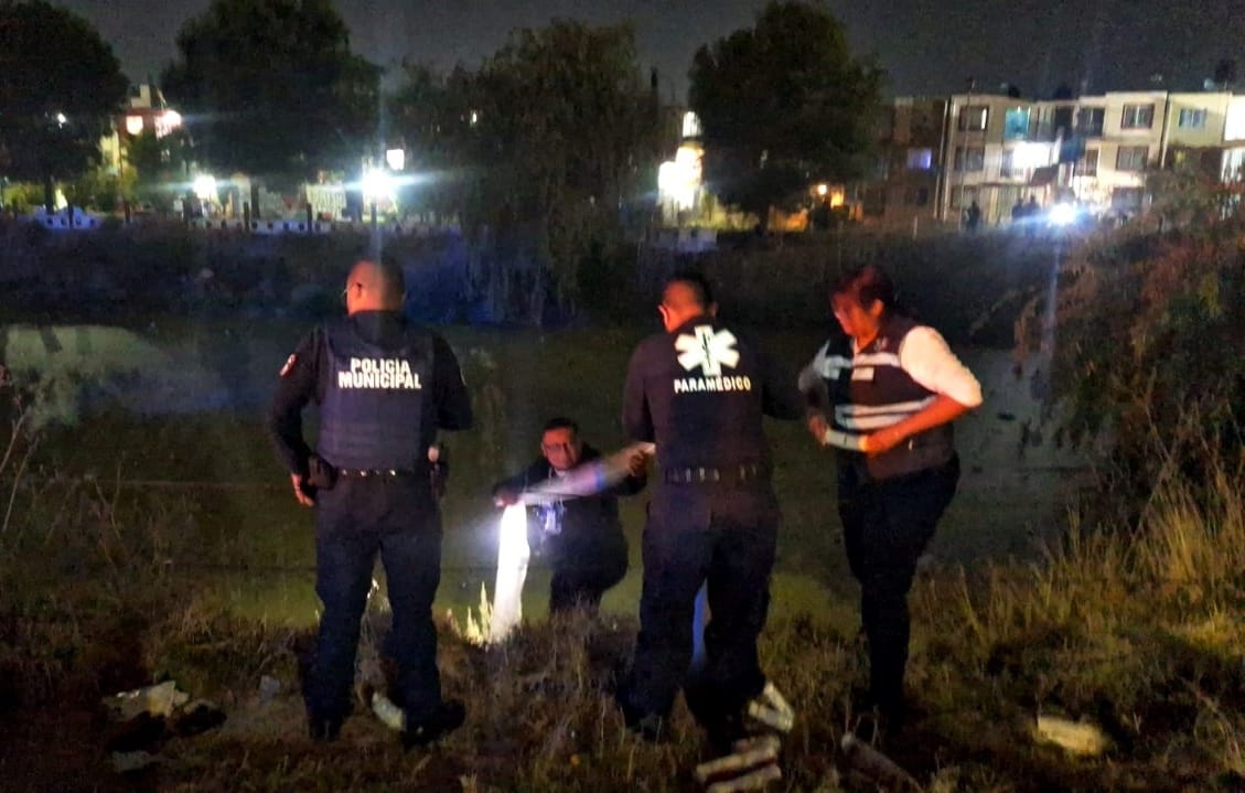 Por: Cortesía Lula Pineda Hombre que cayó a la laguna en Misiones de San Francisco es rescatado por paramédicos