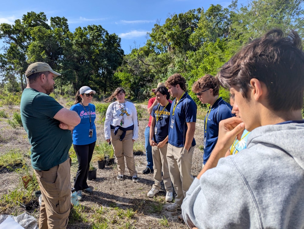 Jóvenes con el botánico James Lange. Foto de Lourdes Mederos UF IFAS Estudiantes de Broward restauran praderas con plantas nativas