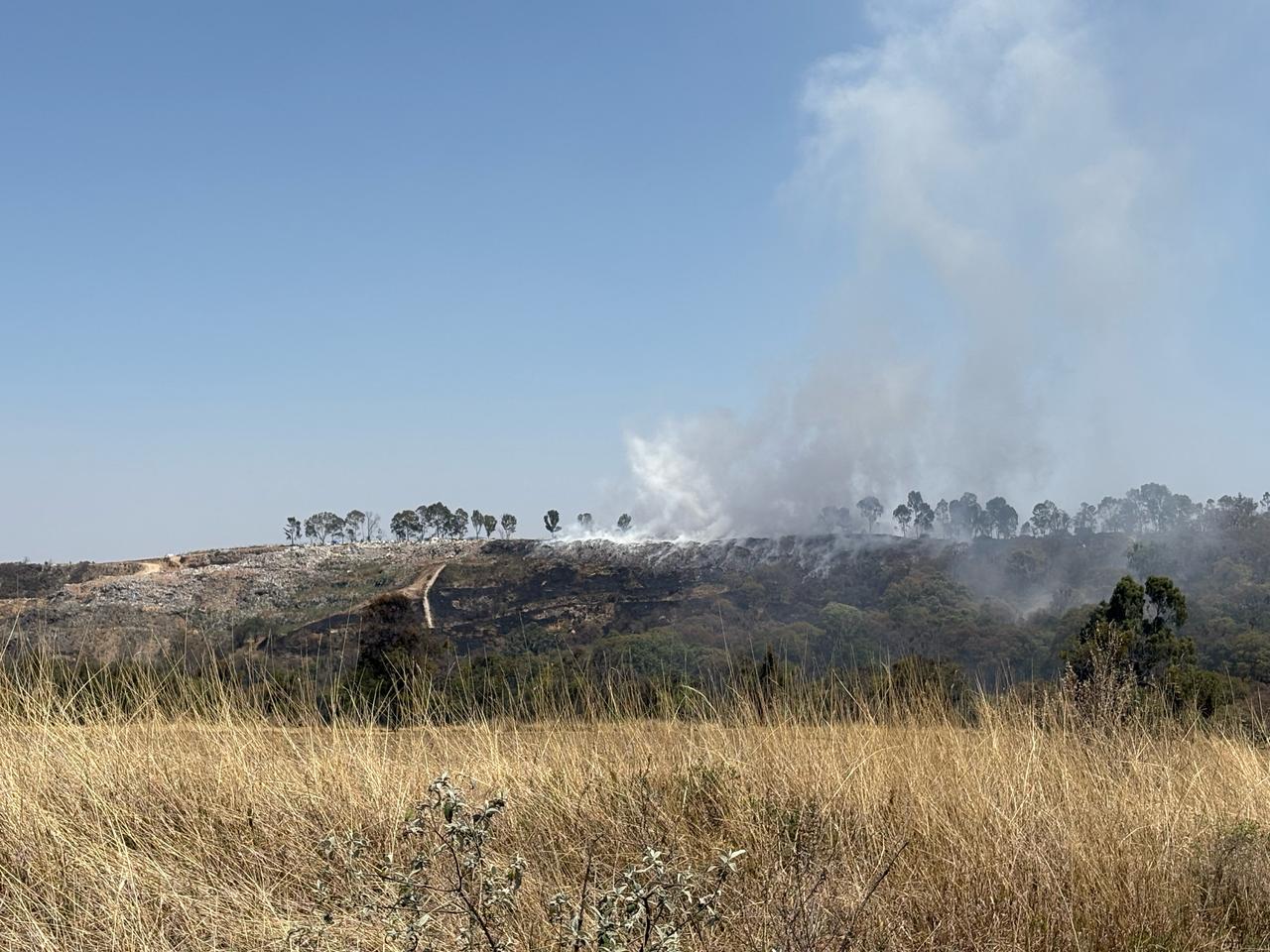 Foto: Cortesía Autoridades combaten incendio en relleno de Nanacamilpa y analizan causas