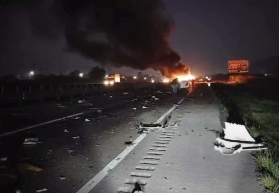 Foto: Cortesía Tráiler se incendia y explota en la autopista Veracruz-Puebla, cerrando la vialidad