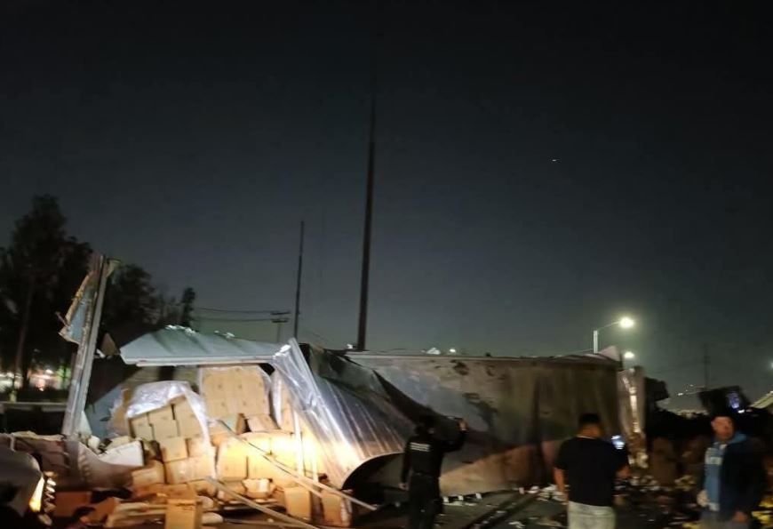 Foto: Cortesía Tráiler cae de un puente en Ecatepec tras exceso de velocidad