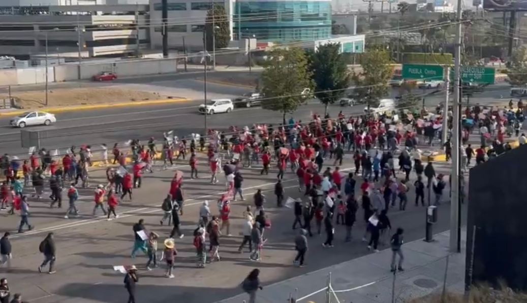 Foto: Cortesía Protesta de taxis piratas genera caos vial en Puebla