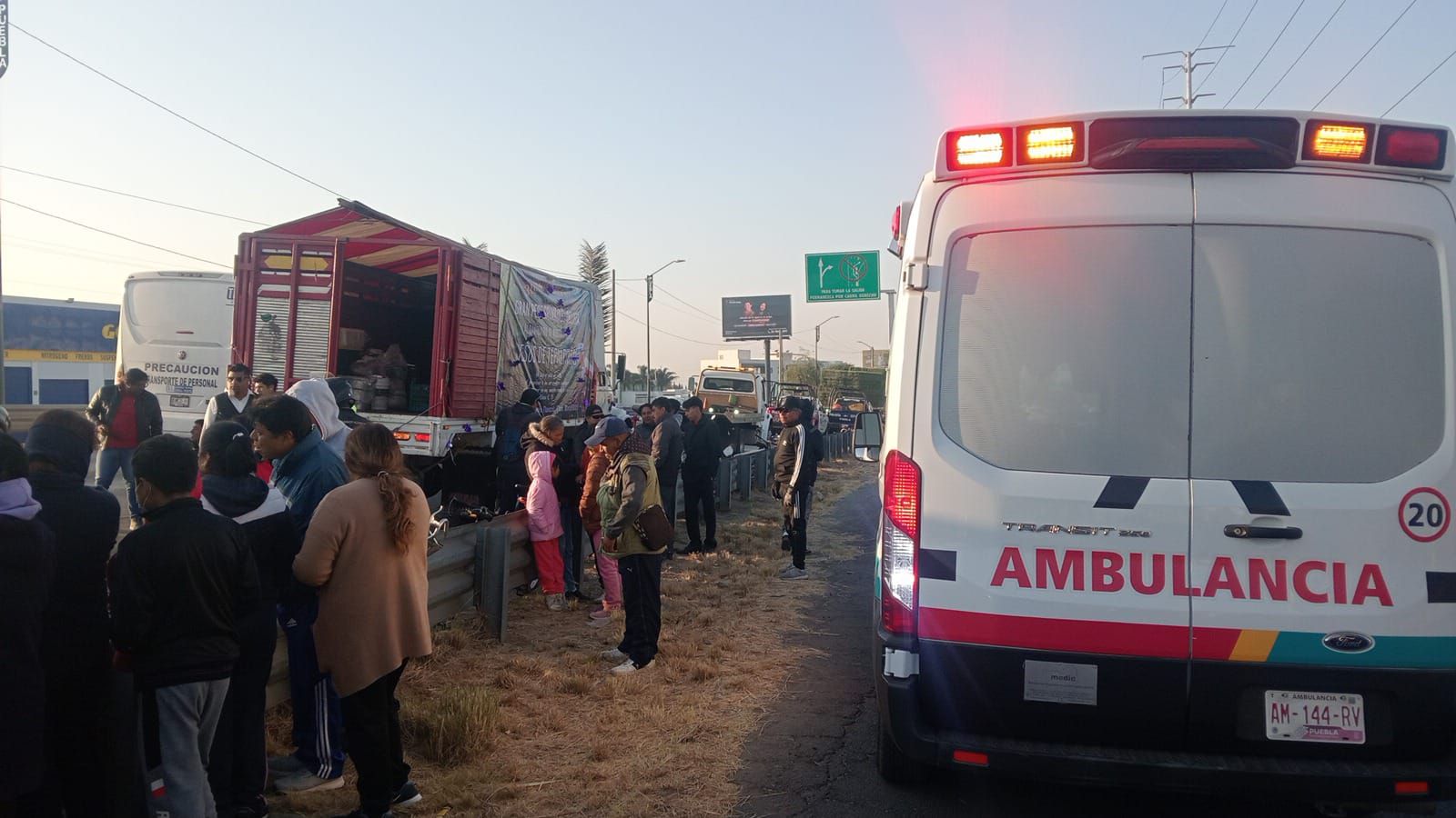 Por: Cortesía Lula Pineda Paramédicos atienden a tres personas tras accidente en Periférico Ecológico