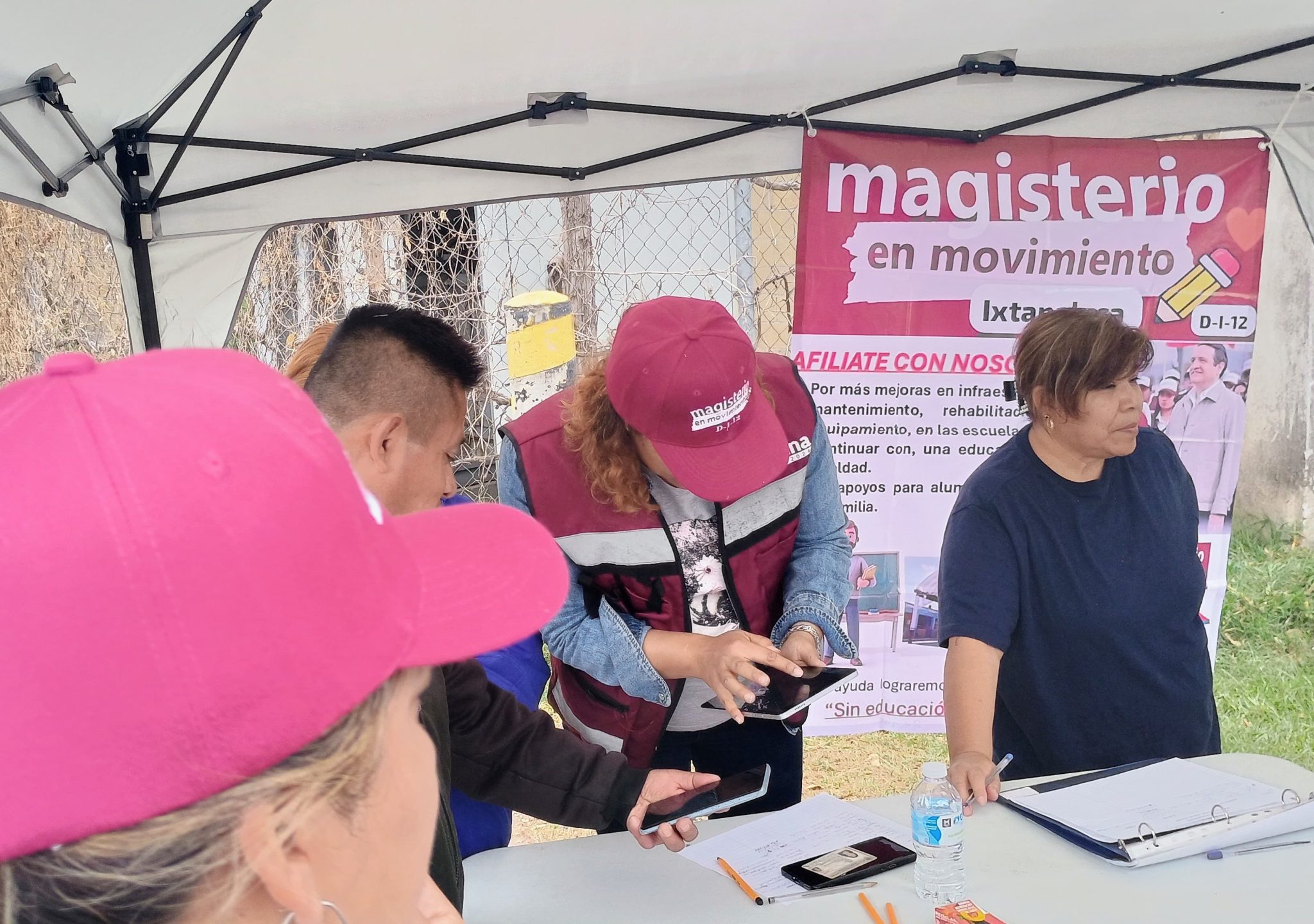 Denuncian módulo de afiliación de Morena en evento oficial de Sheinbaum