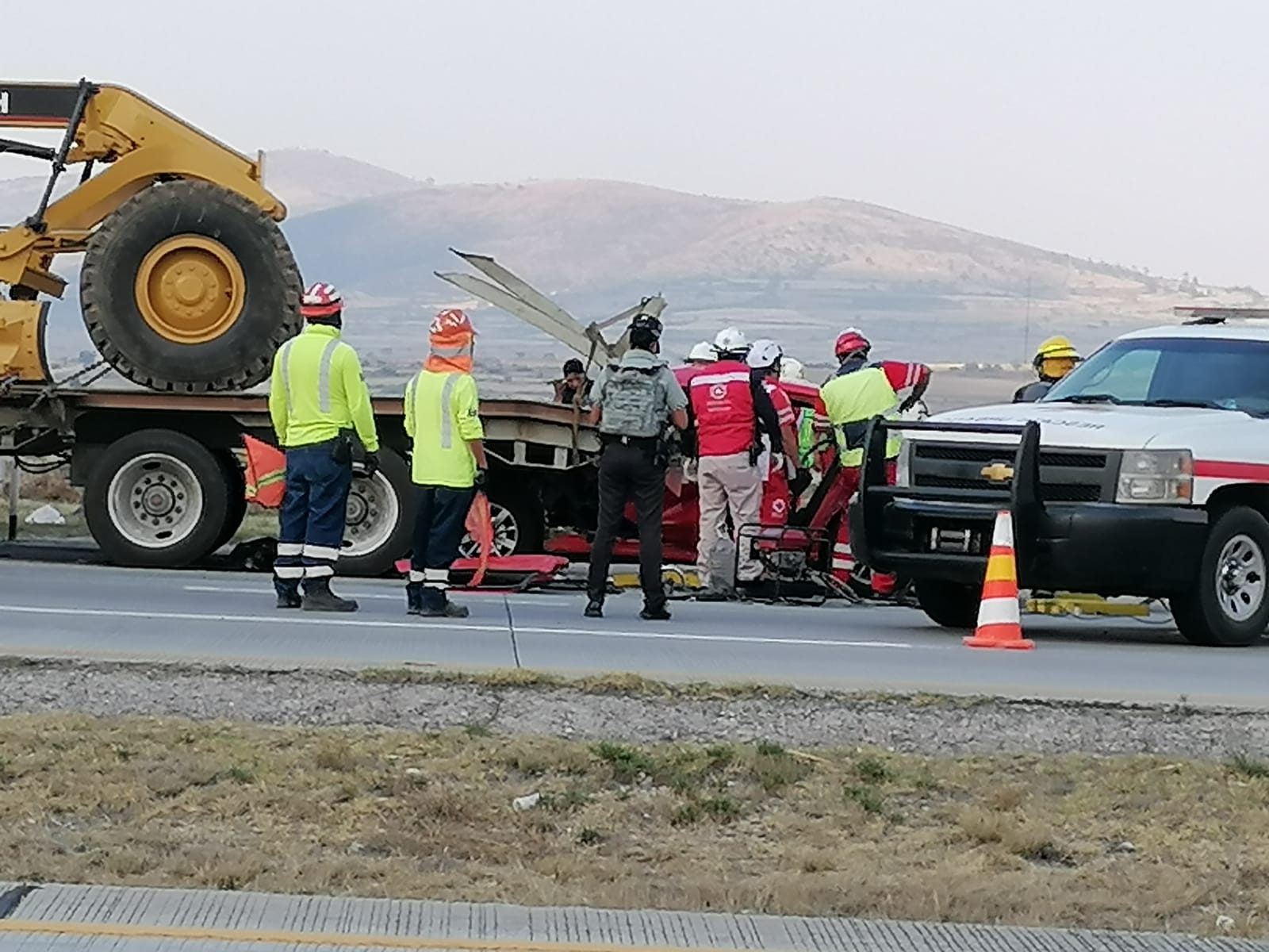 Conductor sobrevive tras chocar contra tráiler estacionado en el Arco Norte