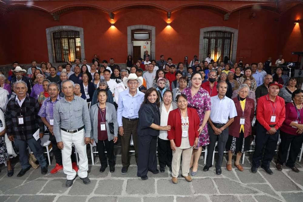 Entrega de documentos para el reencuentro familiar de migrantes tlaxcaltecas