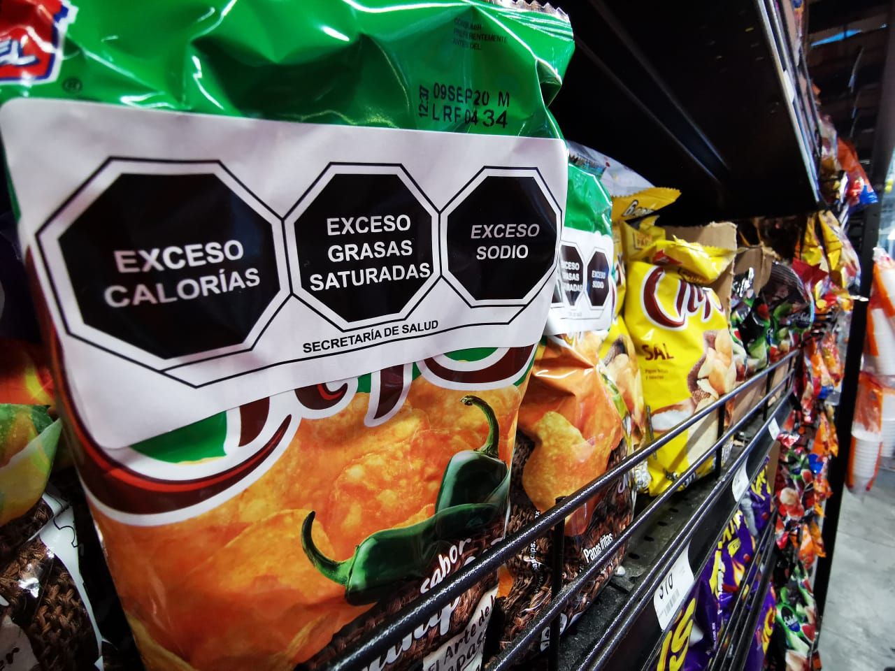 Nuevas disposiciones prohíben la venta de comida chatarra en las escuelas de México