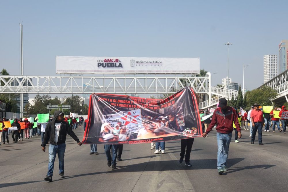 Foto: Cortesía Taxistas irregulares de la 28 de Octubre protestan en la Vía Atlixcáyotl por operativos del gobierno estatal