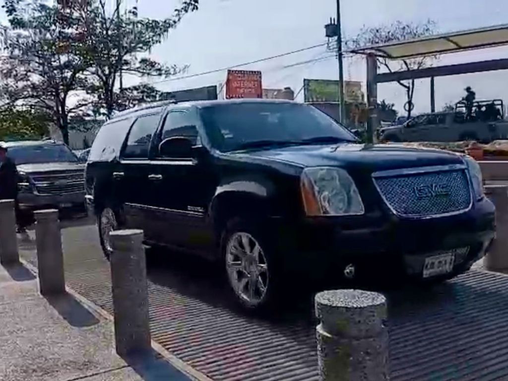 cuauhtemoc blanco llega en su camioneta a comparecer a la fge de morelos